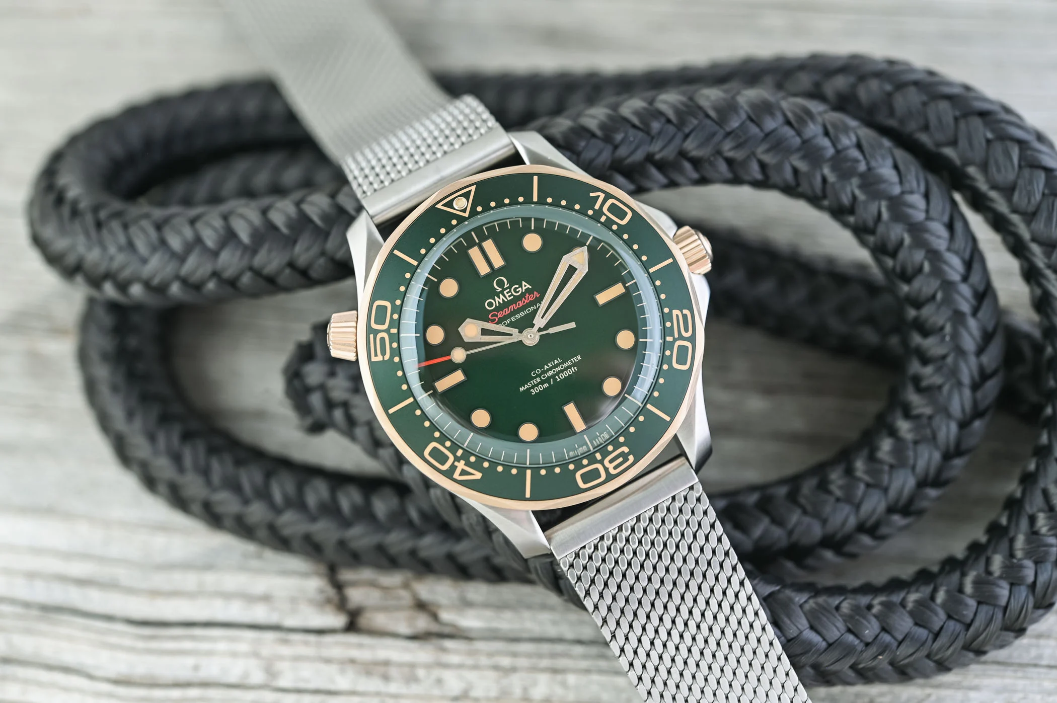 Prima privire noul Omega Seamaster Diver 300M Titan & Aur Bronze fără dată (incl. video)