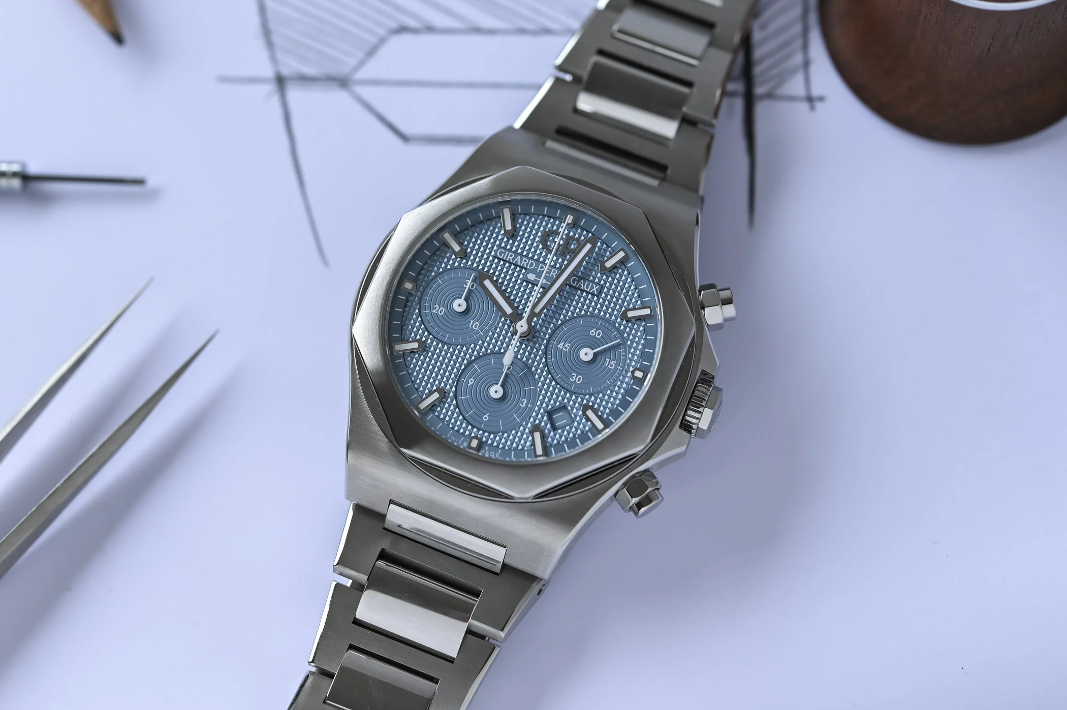 Practic Ceasul cronograf Girard-Perregaux Laureato de culoare albastră